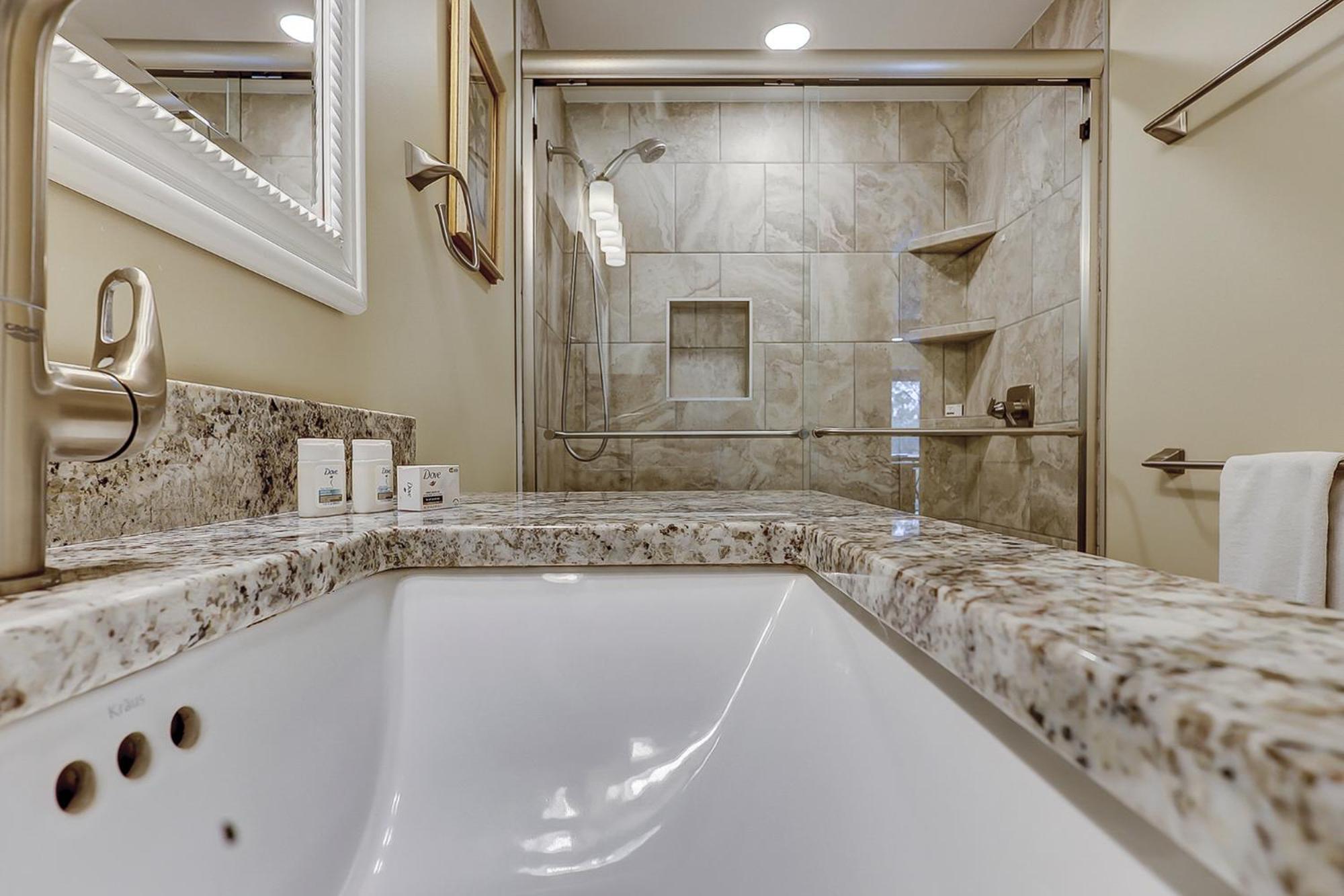 Luxury Updated One Br Walk To The Pool & Free Tennis Walk To 60 Shops & Restaurants Holiday home *