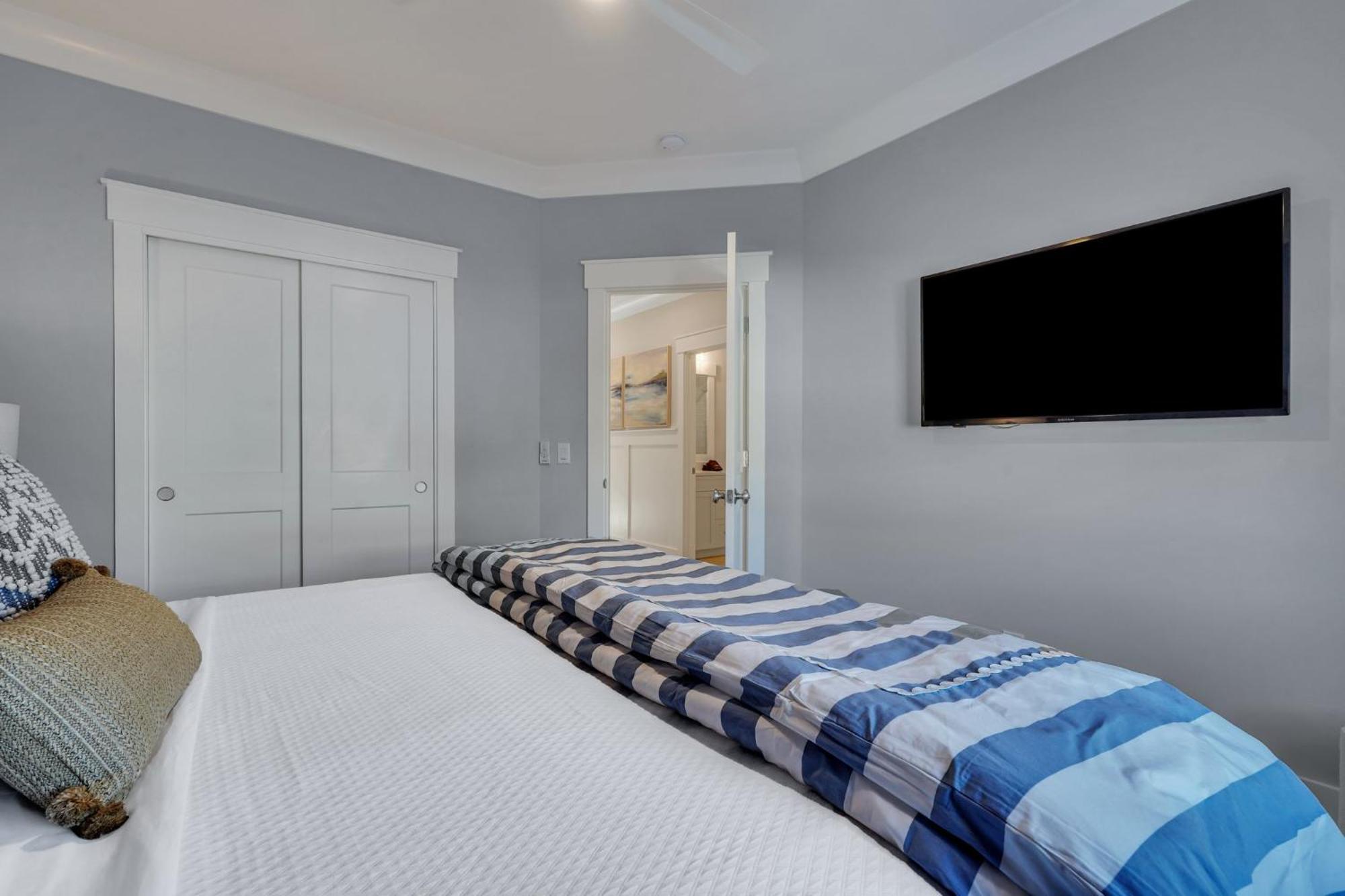 73 Sandcastle Court Pool Elevator Walk To The Holiday home *