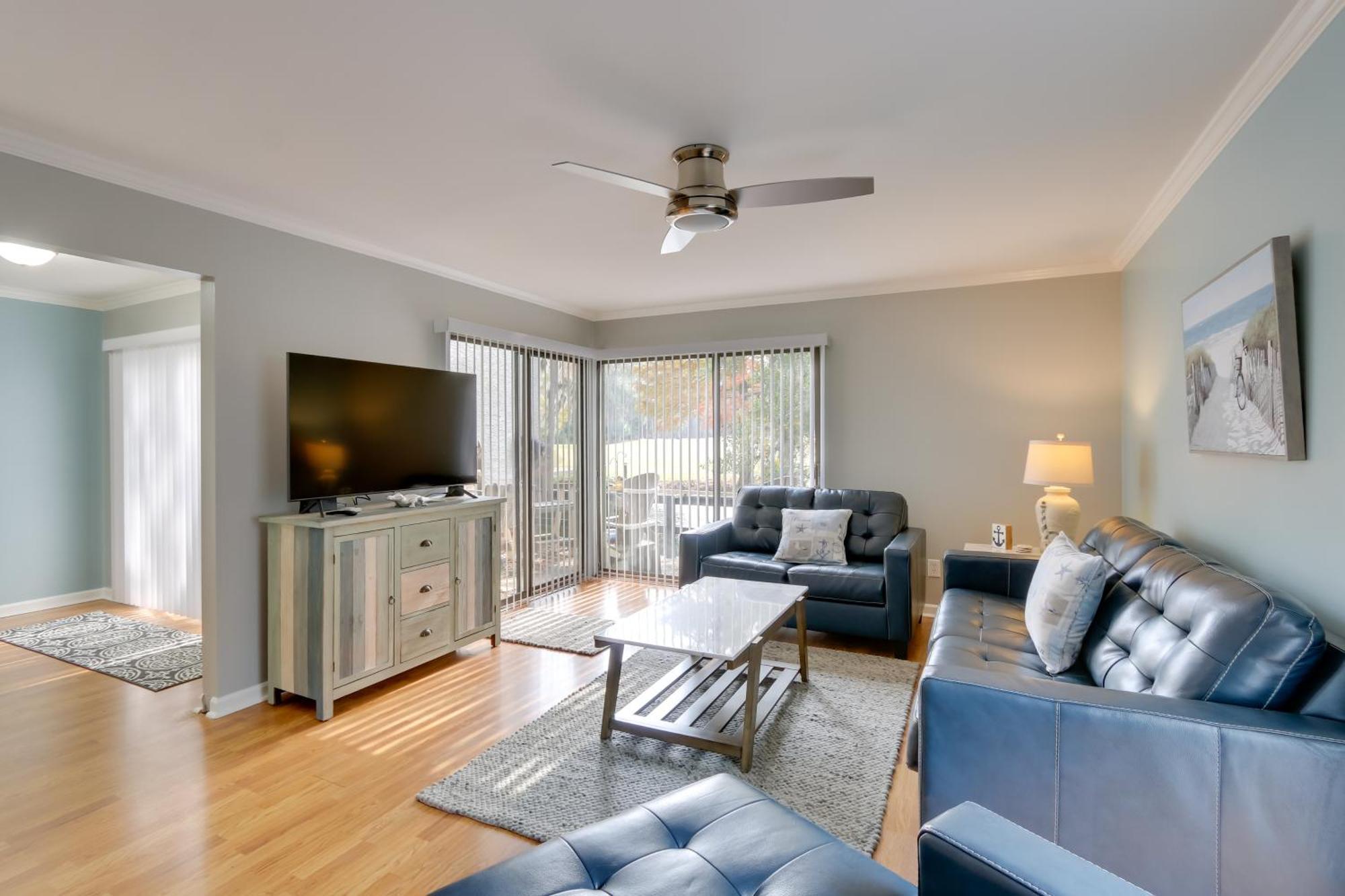 Updated Townhome With Decks! Holiday home Hilton Head Island