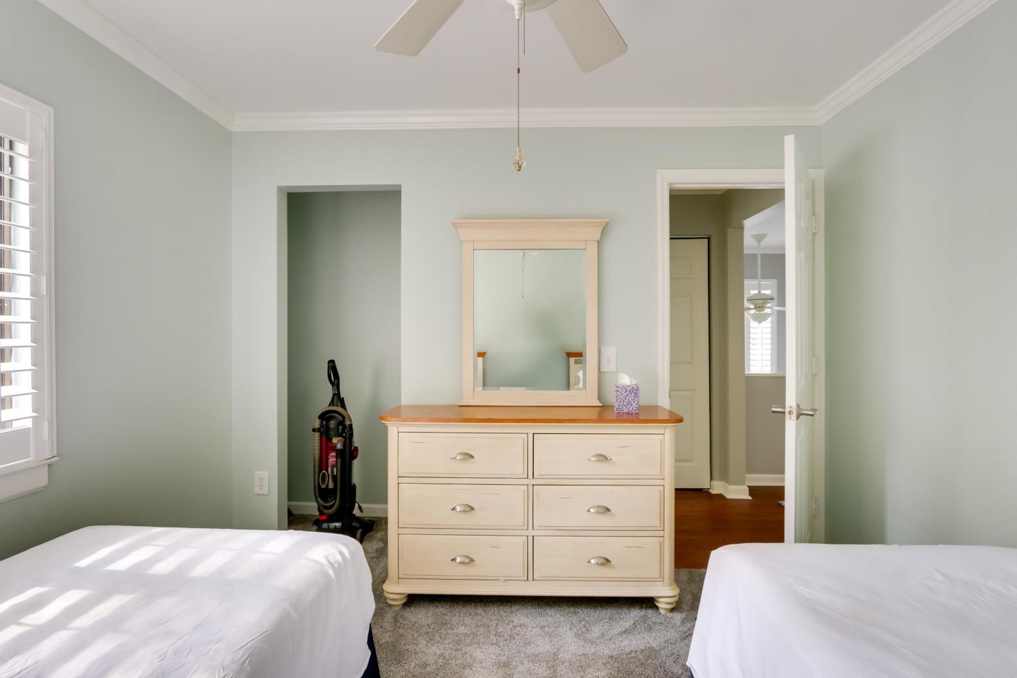 Updated Townhome With Decks! Holiday home