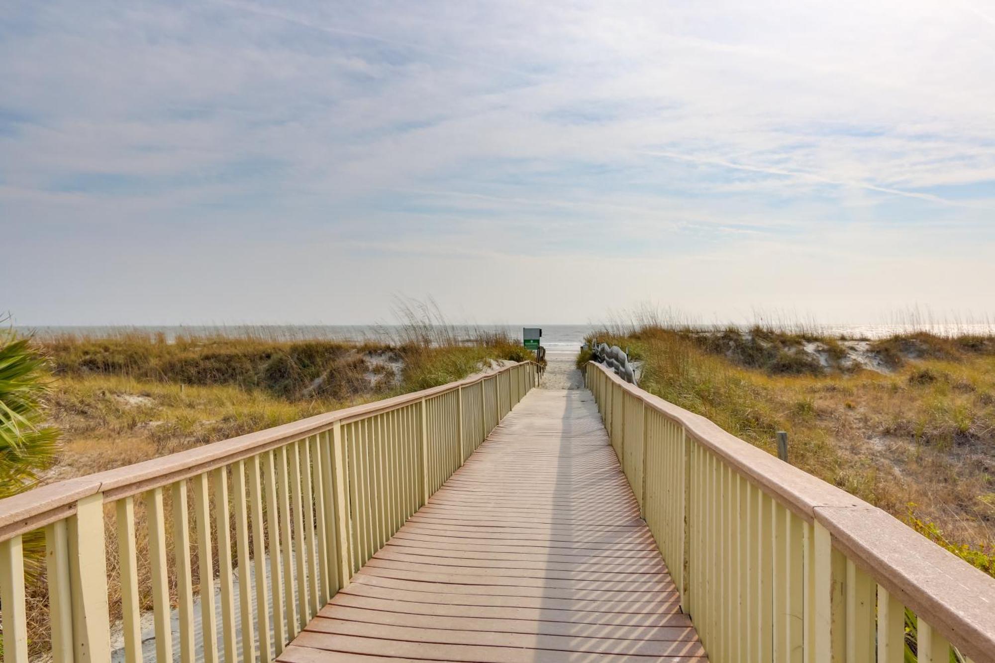 Updated Townhome With Decks! Holiday home Hilton Head Island