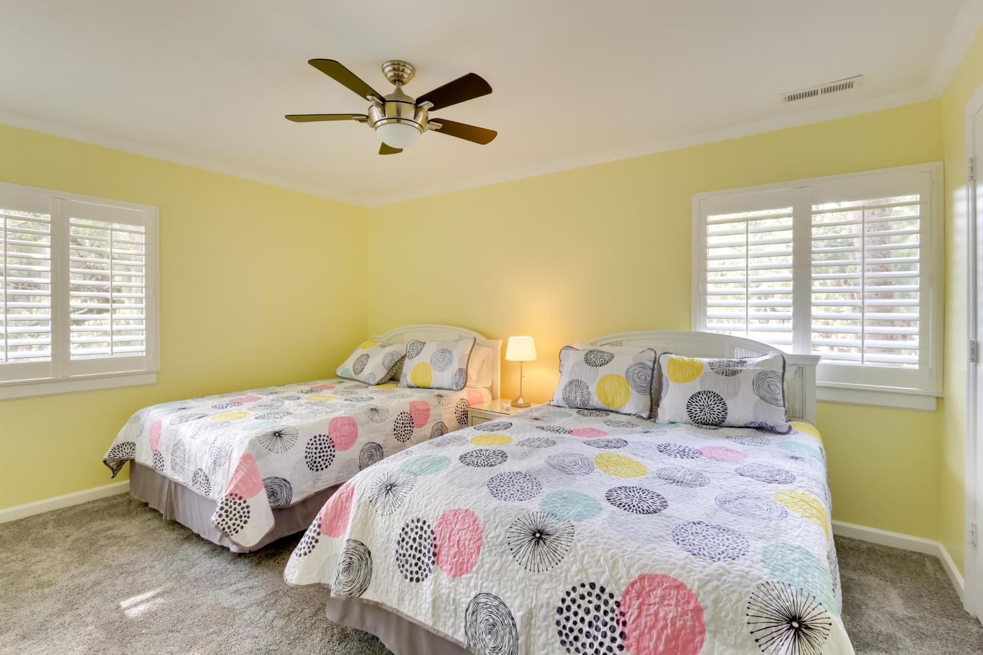 Updated Townhome With Decks! Holiday home