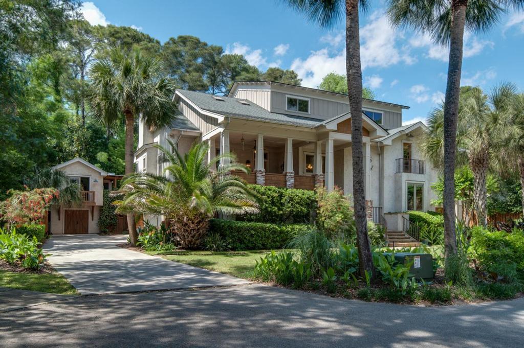 Family Retreat With Backyard Oasis, Private Pool, Spa, Fireplace, Game Holiday home