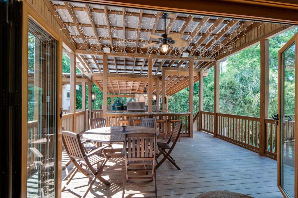 Family Retreat With Backyard Oasis, Private Pool, Spa, Fireplace, Game Holiday home Hilton Head Island