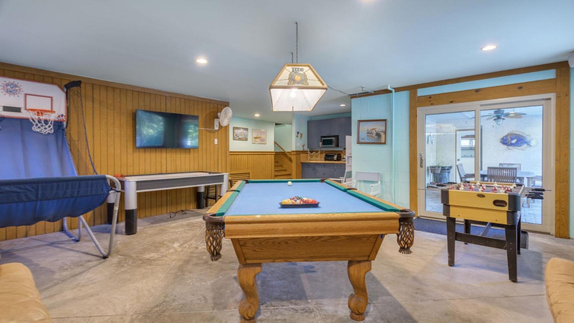 Family Retreat With Backyard Oasis, Private Pool, Spa, Fireplace, Game