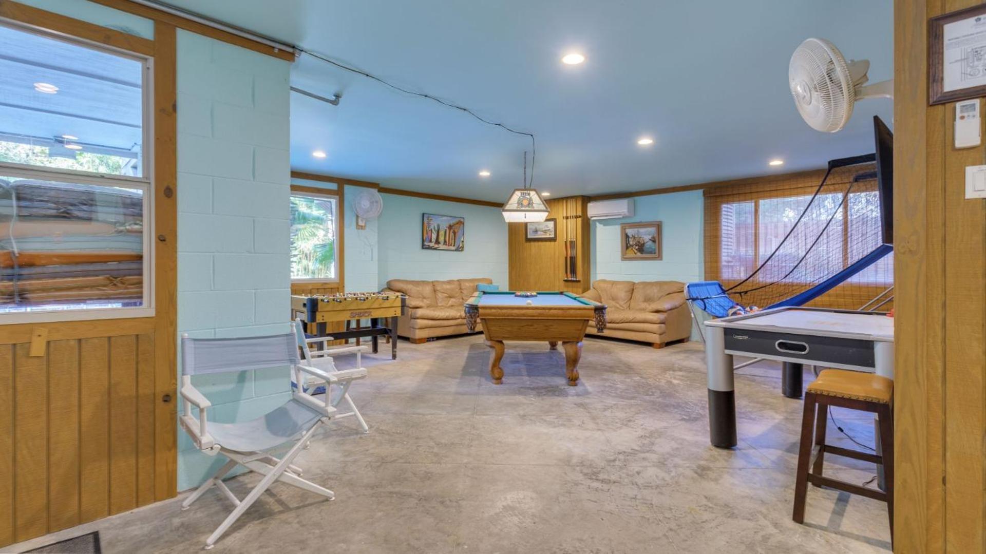 Family Retreat With Backyard Oasis, Private Pool, Spa, Fireplace, Game Holiday home