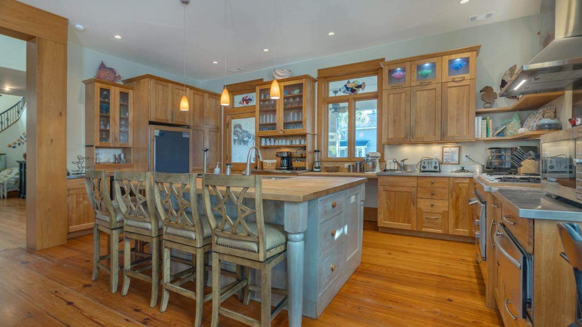 Family Retreat With Backyard Oasis, Private Pool, Spa, Fireplace, Game Hilton Head Island