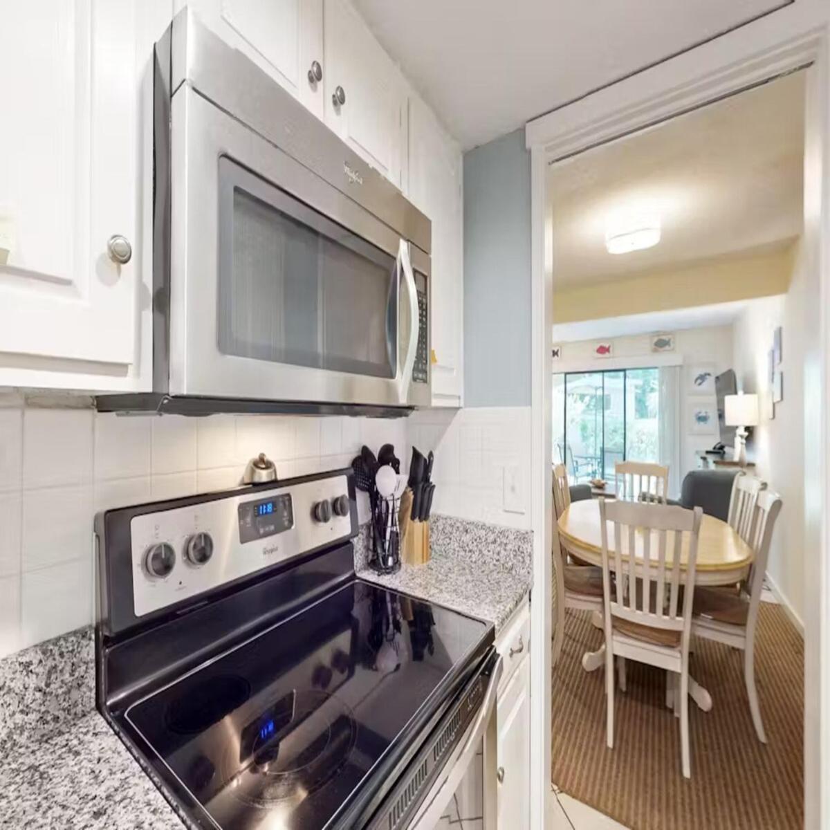 Apartment Walk To The And Coligny! Hilton Head Island
