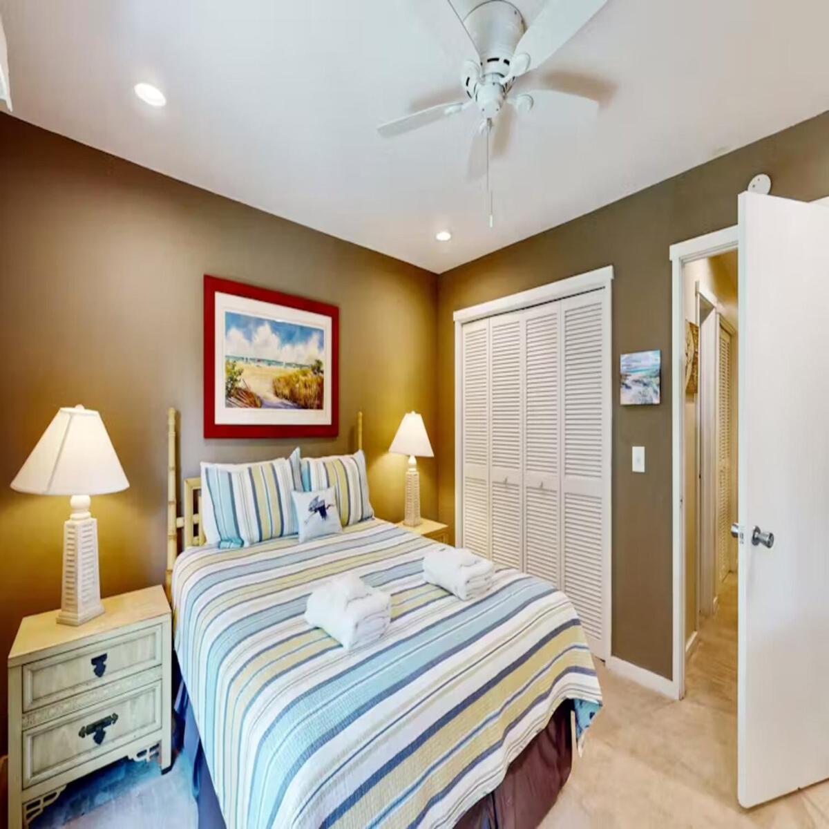 Walk To The And Coligny! Apartment Hilton Head Island