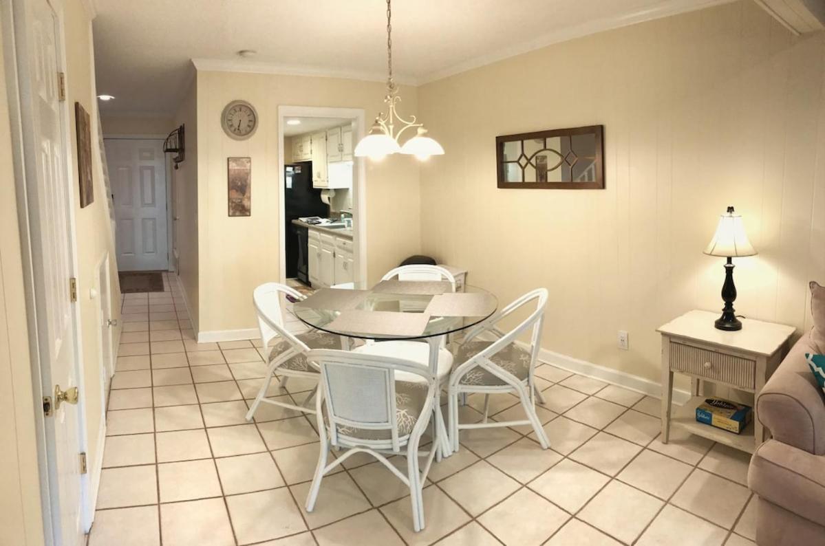 Coastal 2bdrm Stay, Pool Access, Walk To Villa