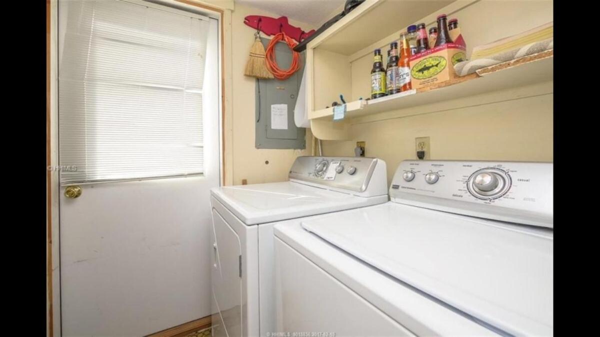 Coastal 2bdrm Stay, Pool Access, Walk To