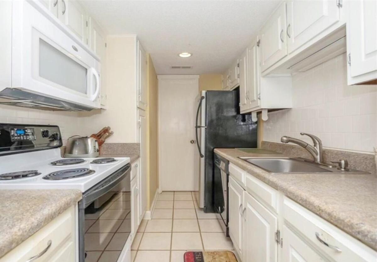 Coastal 2bdrm Stay, Pool Access, Walk To