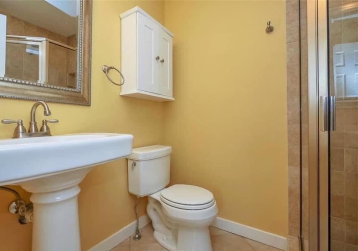Coastal 2bdrm Stay, Pool Access, Walk To