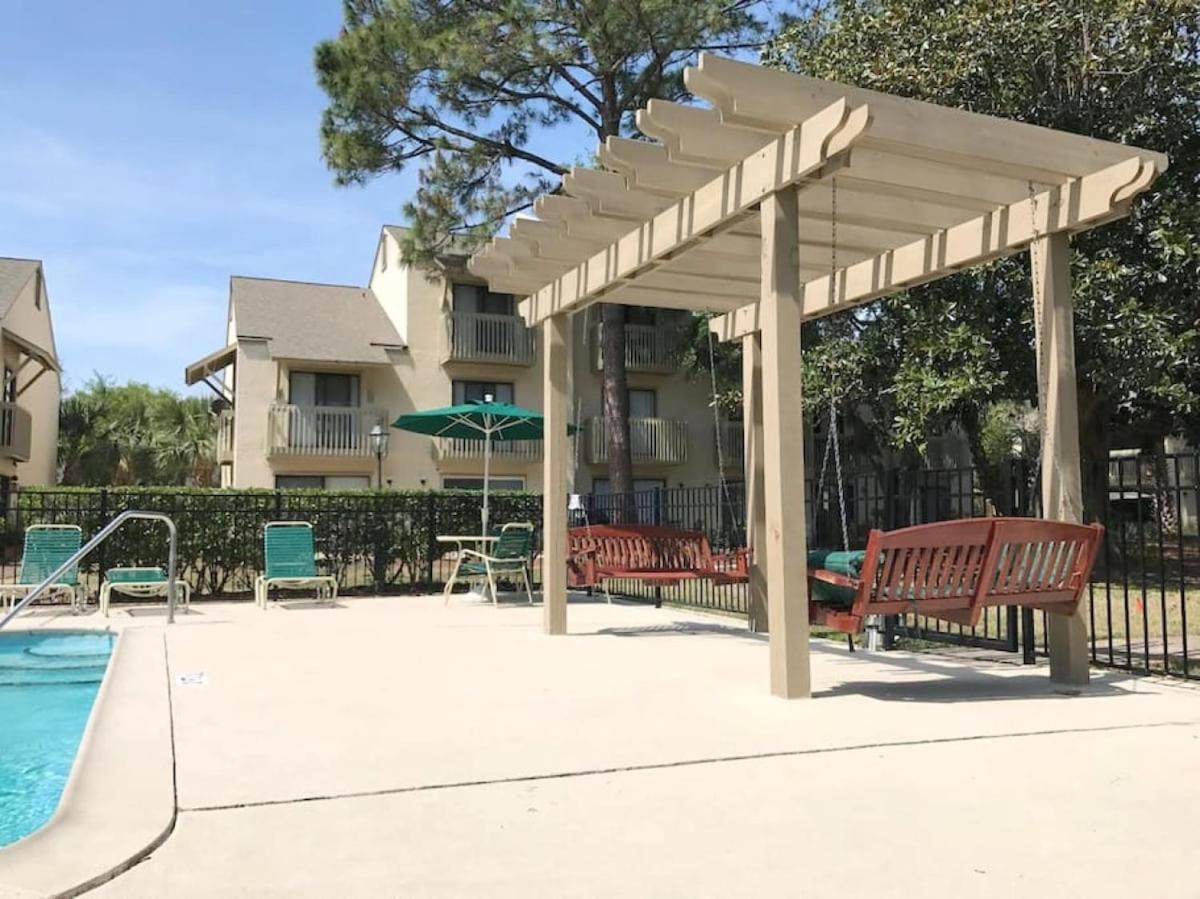 Villa Coastal 2bdrm Stay, Pool Access, Walk To Hilton Head Island