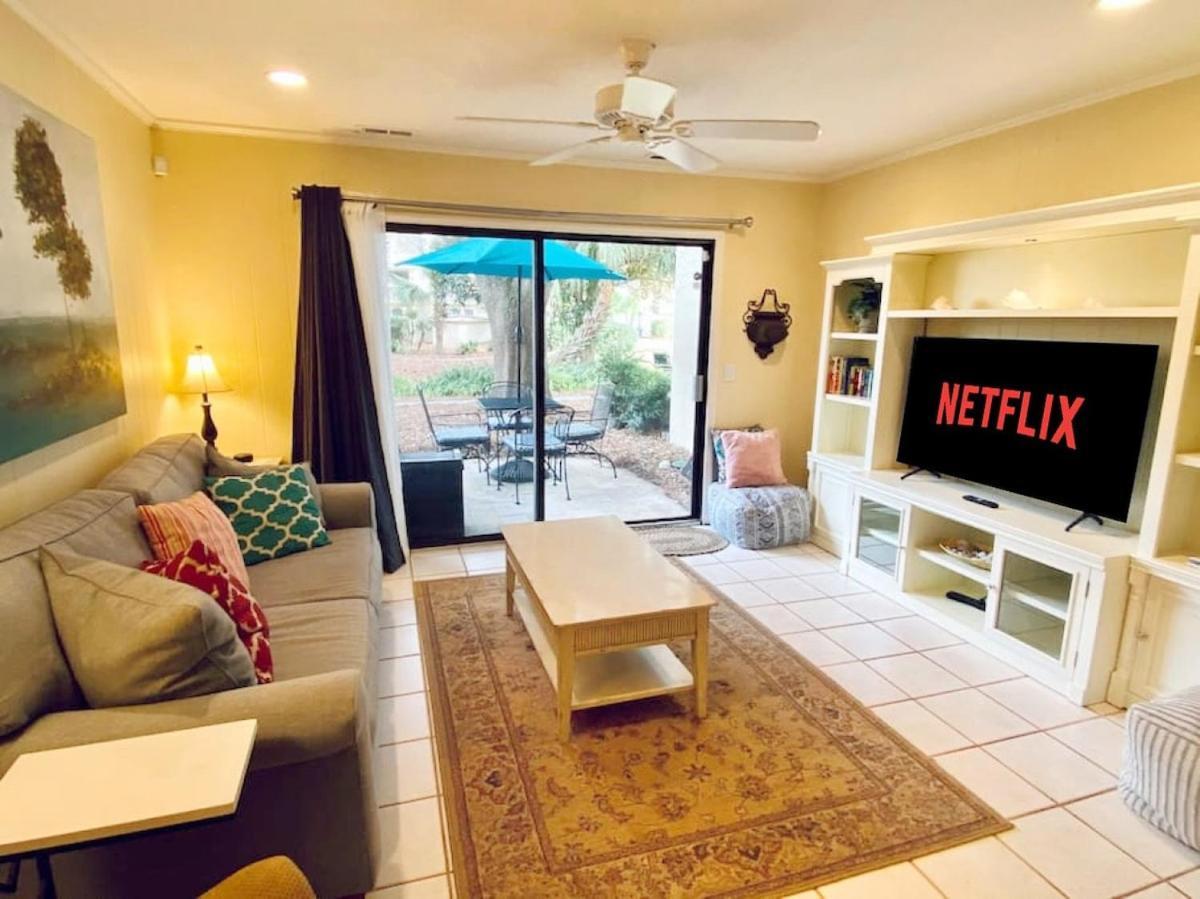 Coastal 2bdrm Stay, Pool Access, Walk To