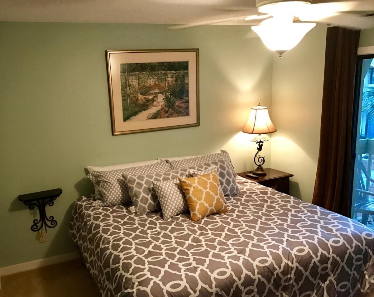 Coastal 2bdrm Stay, Pool Access, Walk To Villa