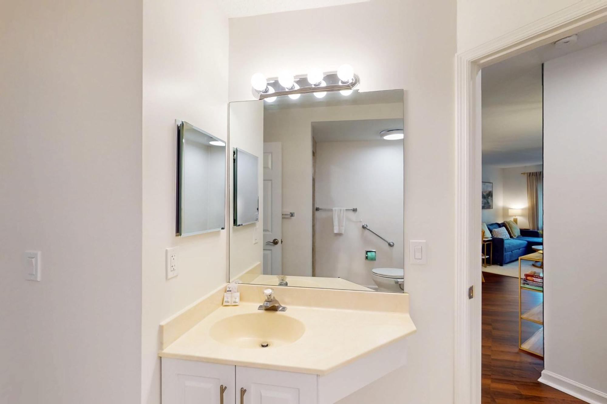 Colonnade Club 147 Apartment