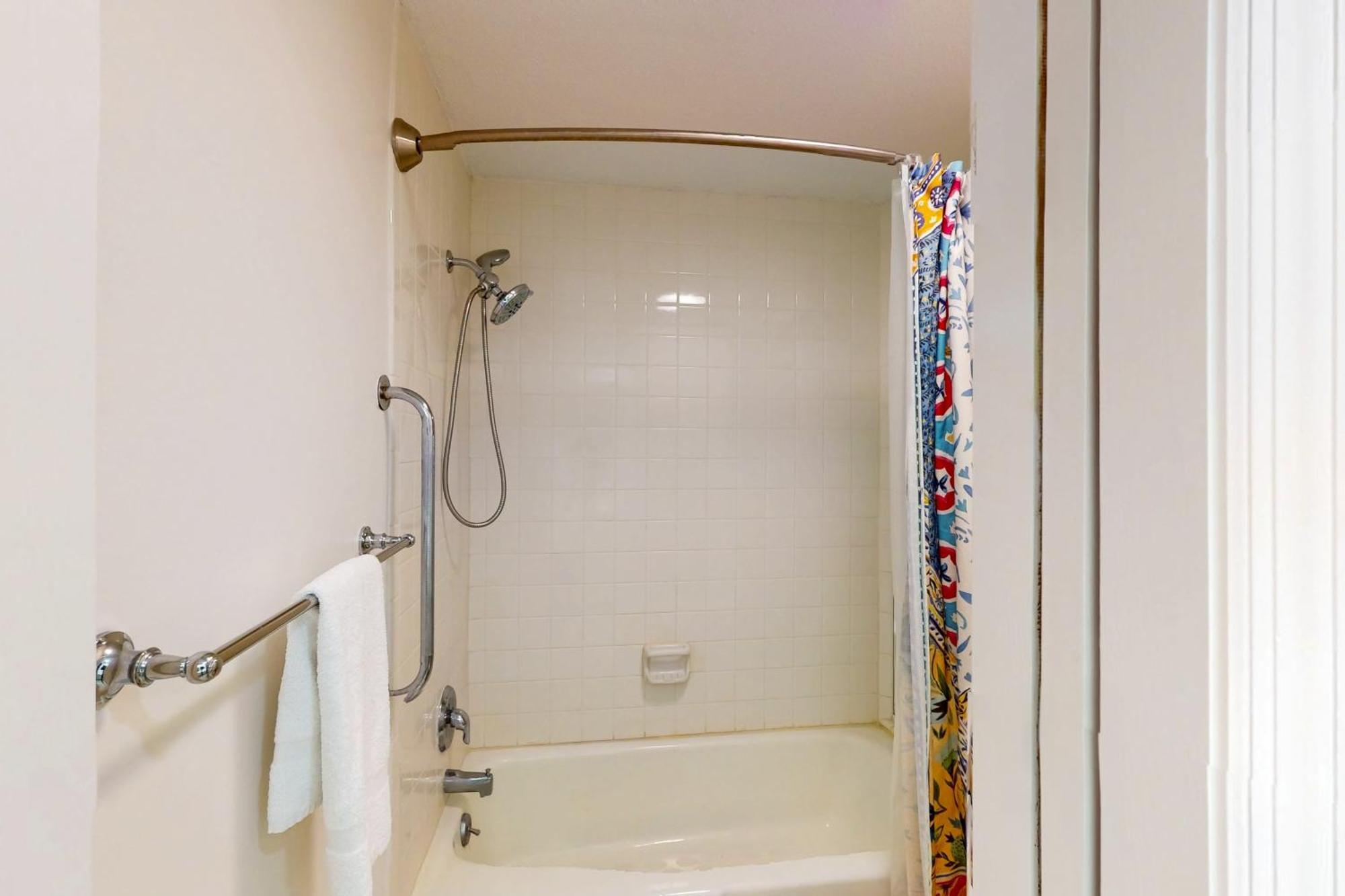 Colonnade Club 147 Apartment