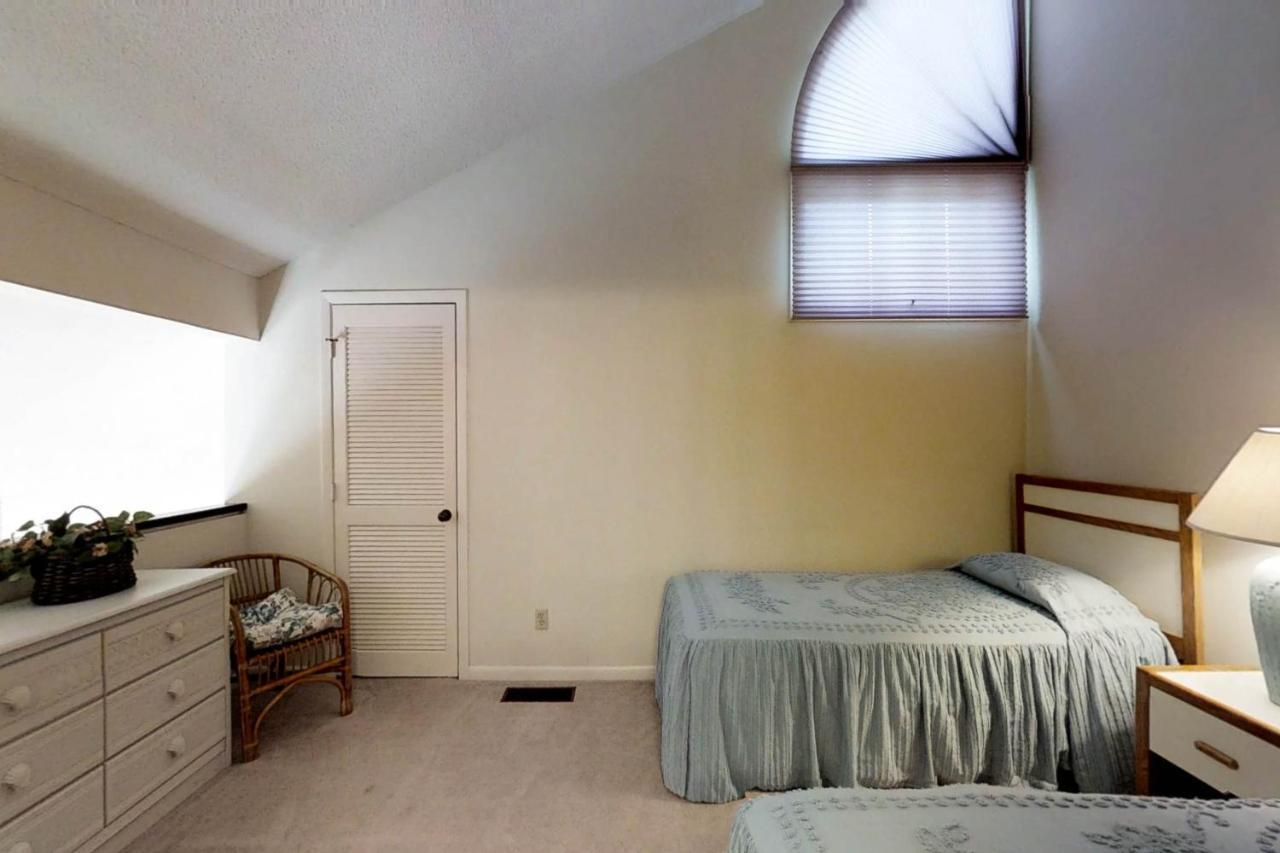 St. Andrews Common, 1976 Apartment