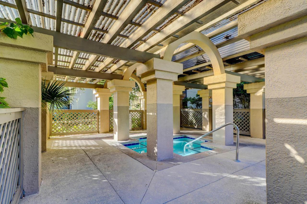 Colonnade Club 147 Apartment *