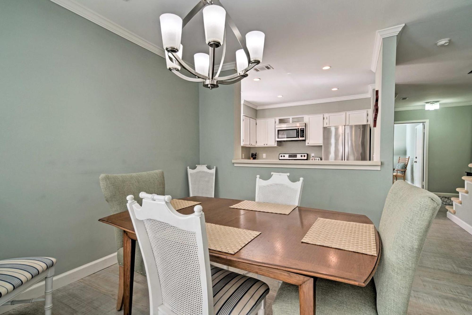 Apartment Updated Hilton Head Balcony, Walk To Hilton Head Island