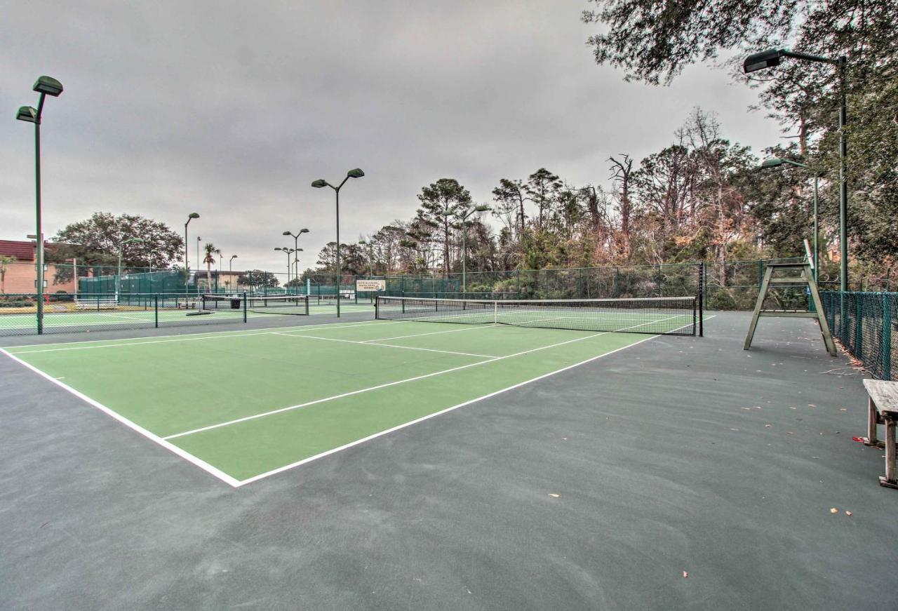 Hilton Head With Balcony And Pool, Walk To Apartment