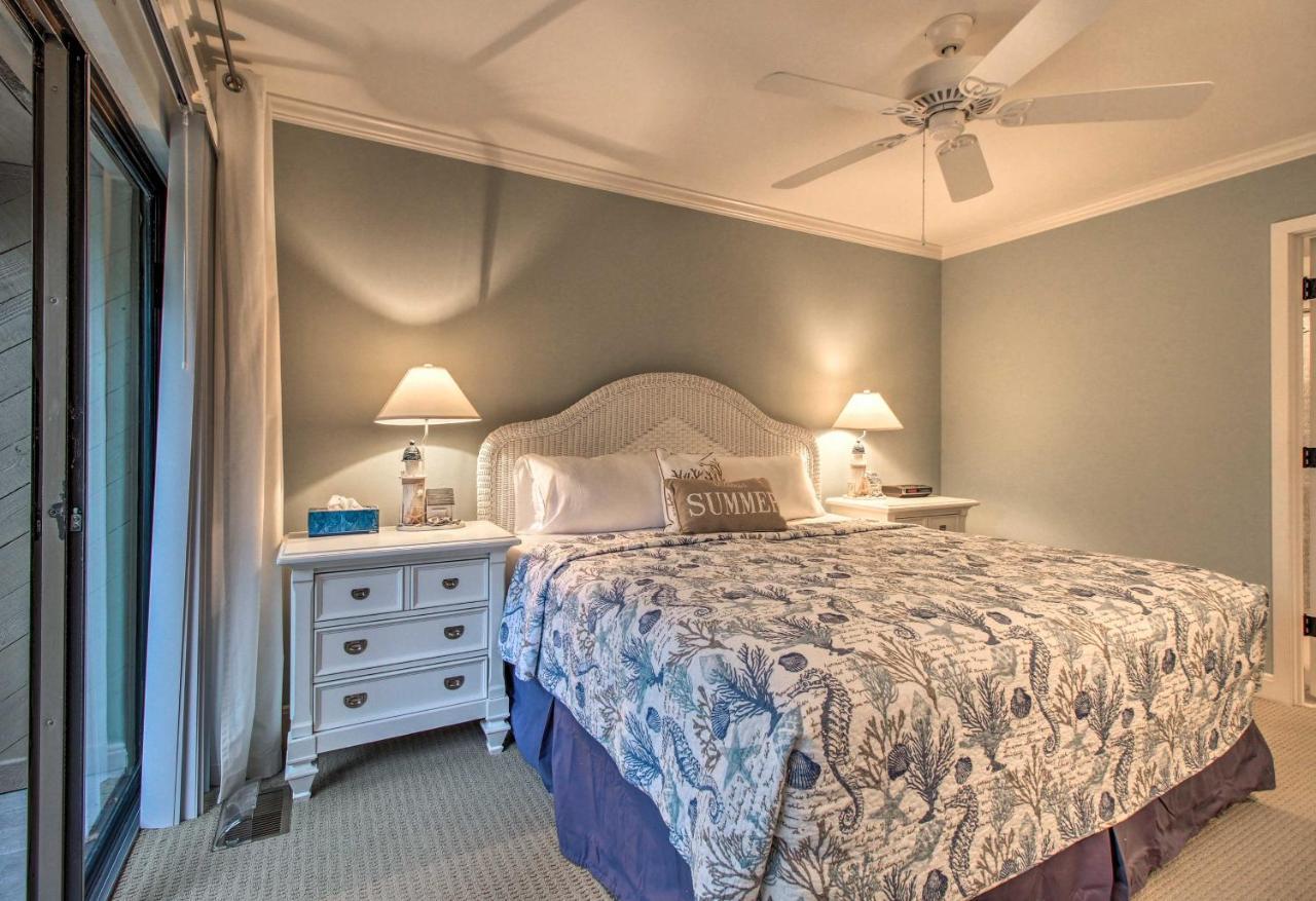 With Private Courtyard - Walk To Coligny Beach! Holiday home