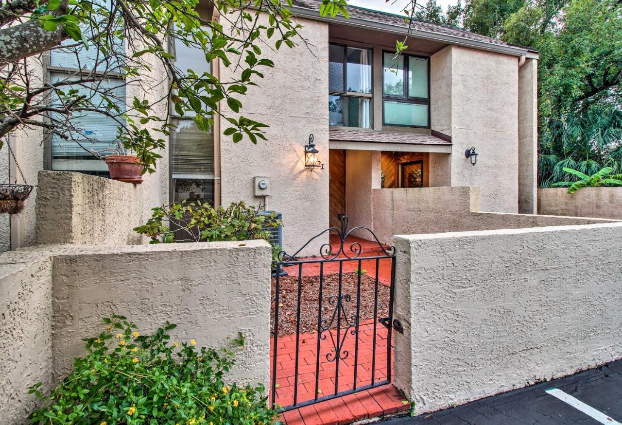 With Private Courtyard - Walk To Coligny Beach!