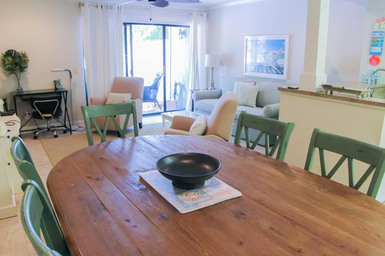 With Private Courtyard - Walk To Coligny Beach! Holiday home