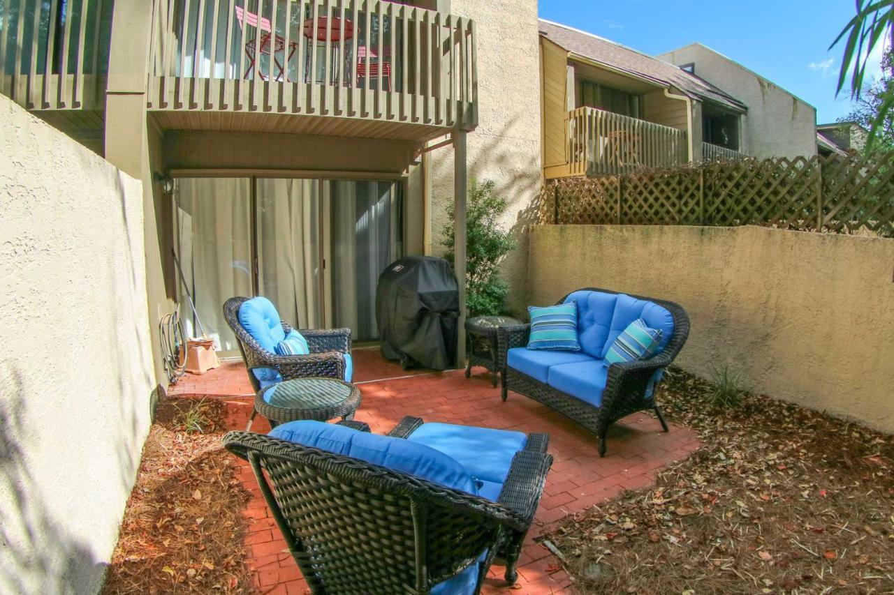 With Private Courtyard - Walk To Coligny Beach! Holiday home *