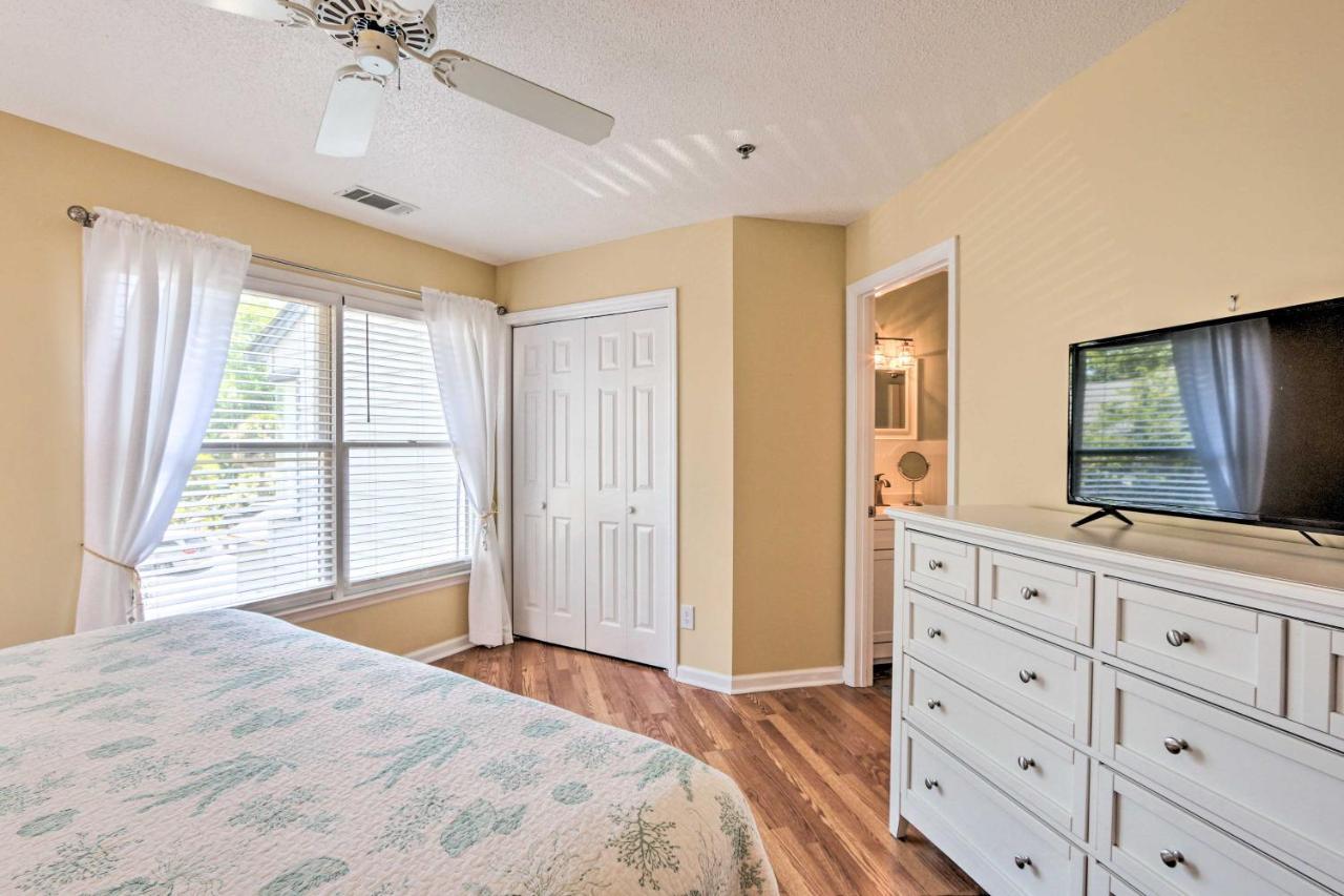 Hilton Head Getaway, Walk To Forest Beach! Holiday home
