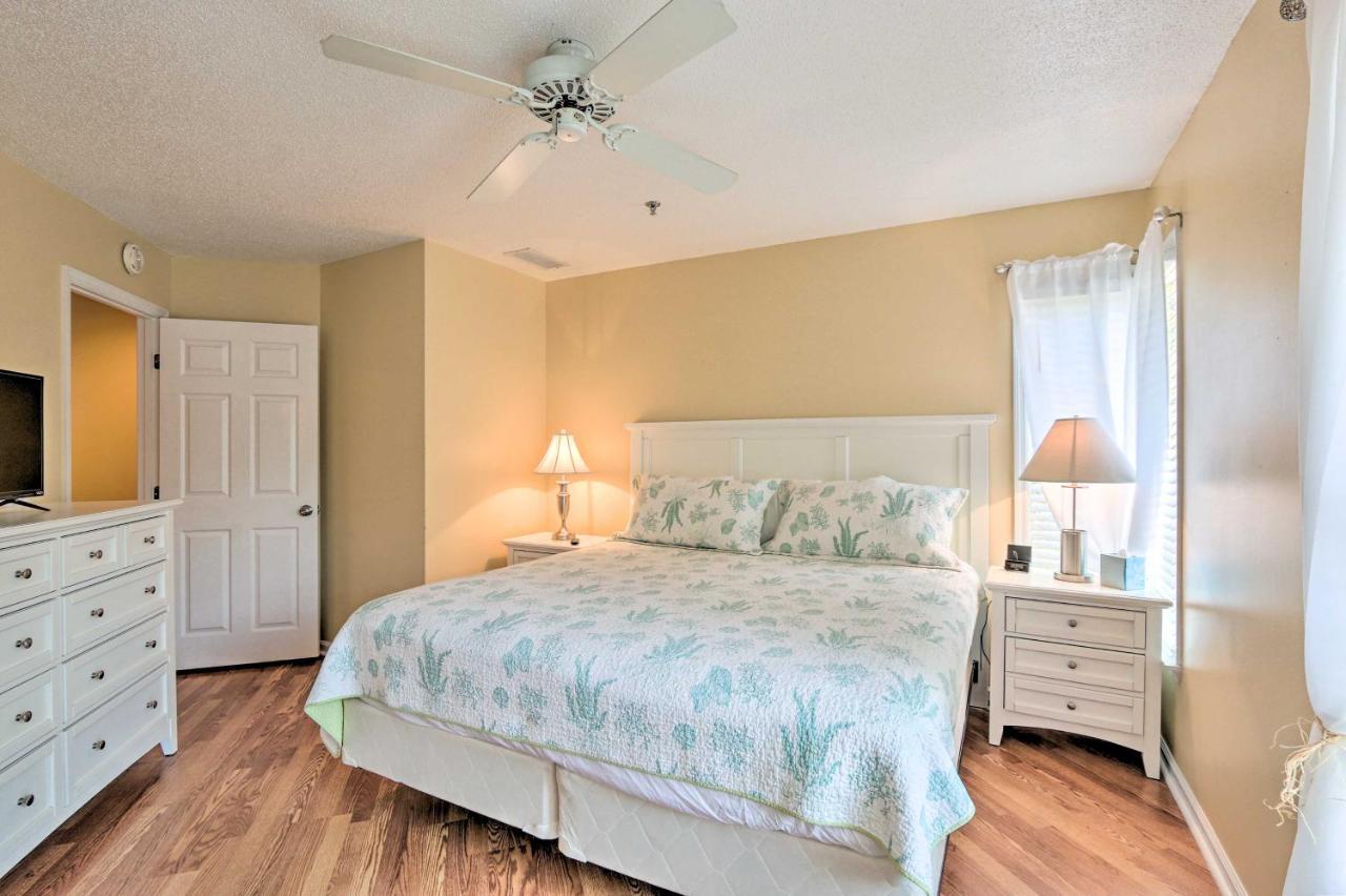 Hilton Head Getaway, Walk To Forest Beach! Holiday home *