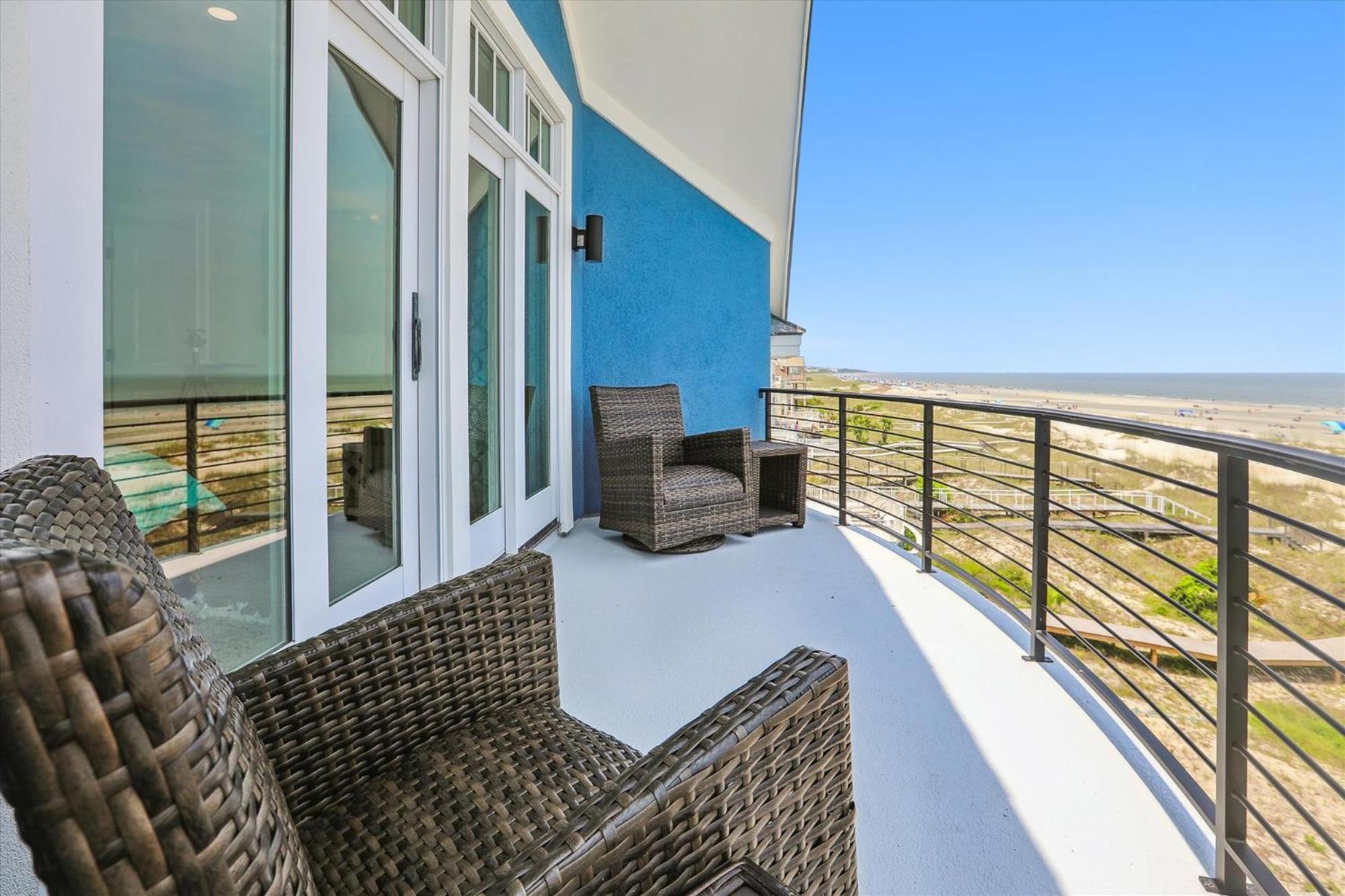 Holiday home 7 Singleton Place- Oceanfront, Private Pool, Renovated, Free Activities Included *