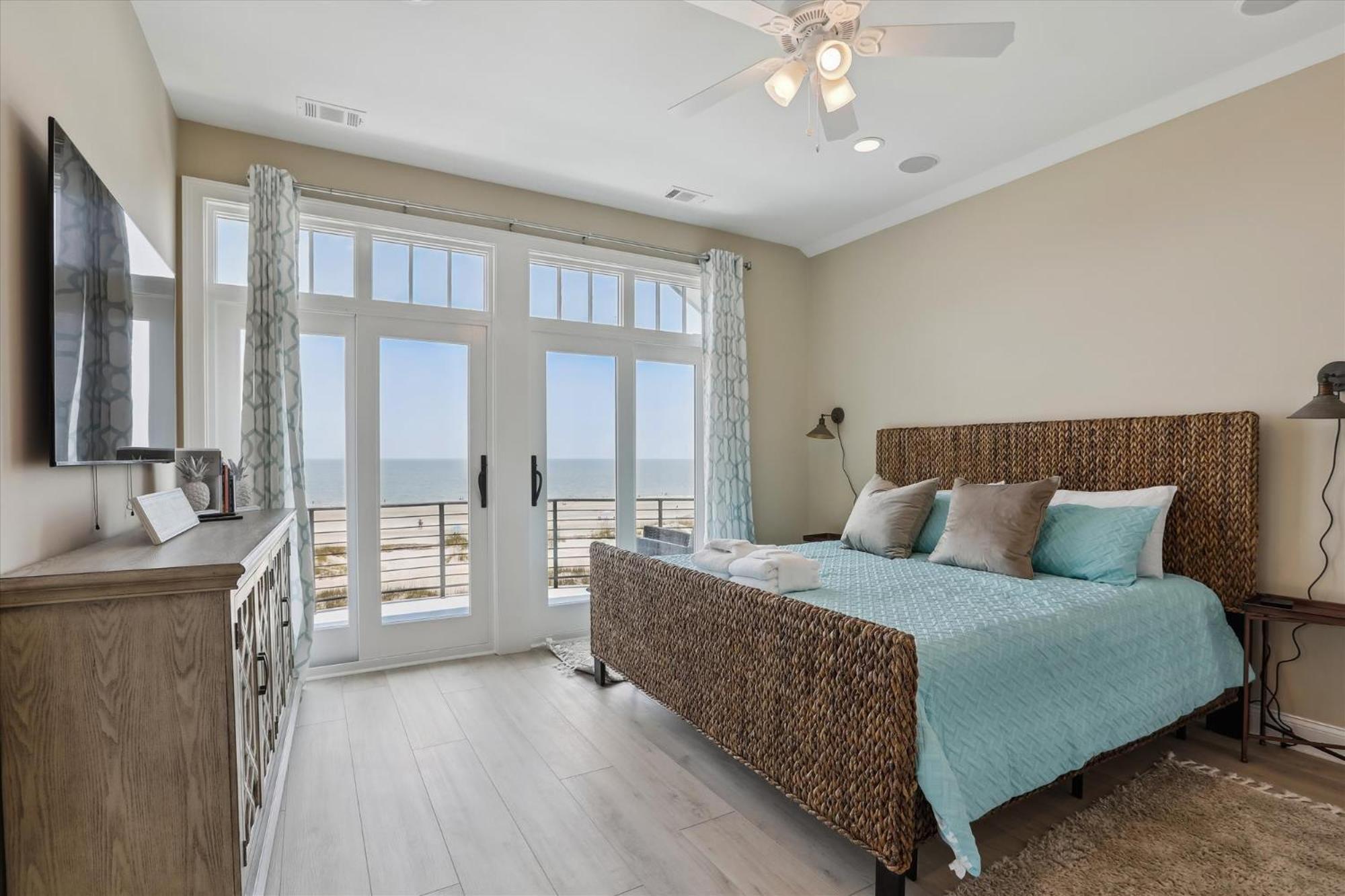 Holiday home 7 Singleton Place- Oceanfront, Private Pool, Renovated, Free Activities Included *