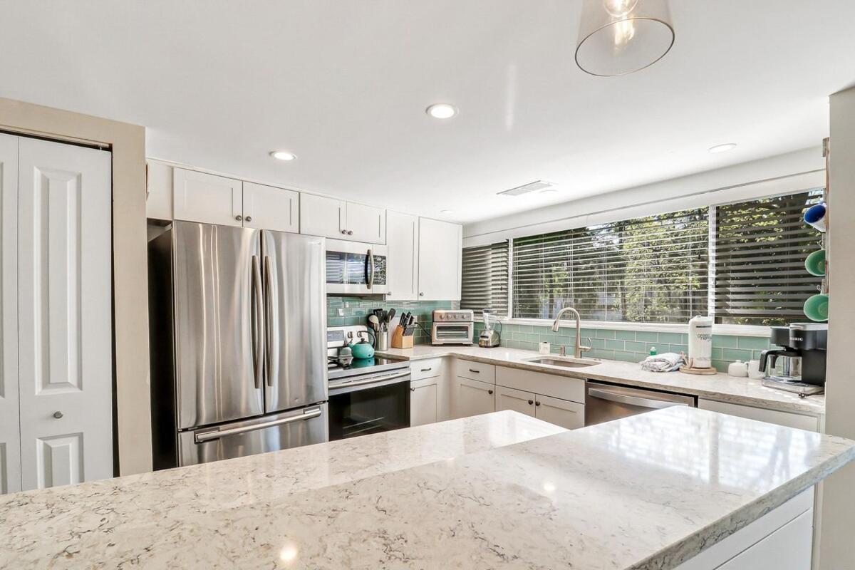 Beautiful Seascape -upgraded 2 Bd 2 Ba