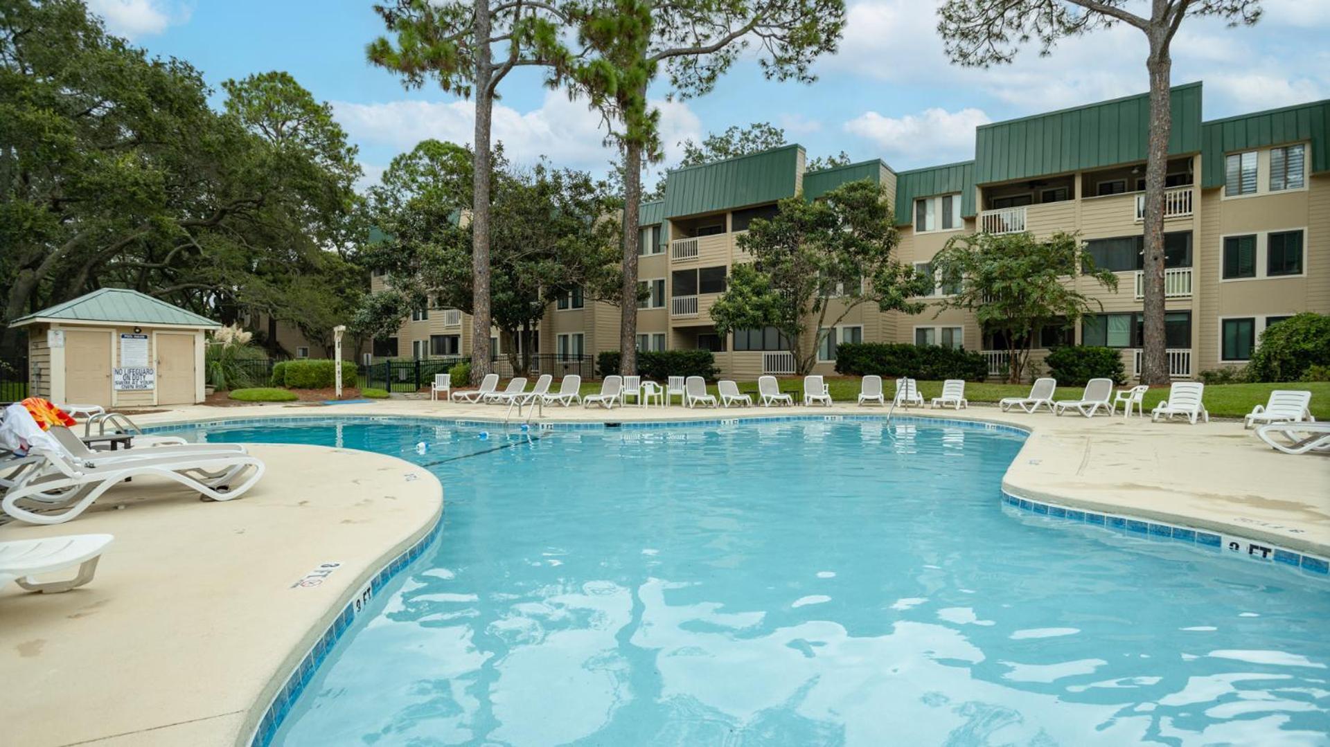 Do Not Wait! Prime Hhi Weather! Book Now, Free Cx Apartment
