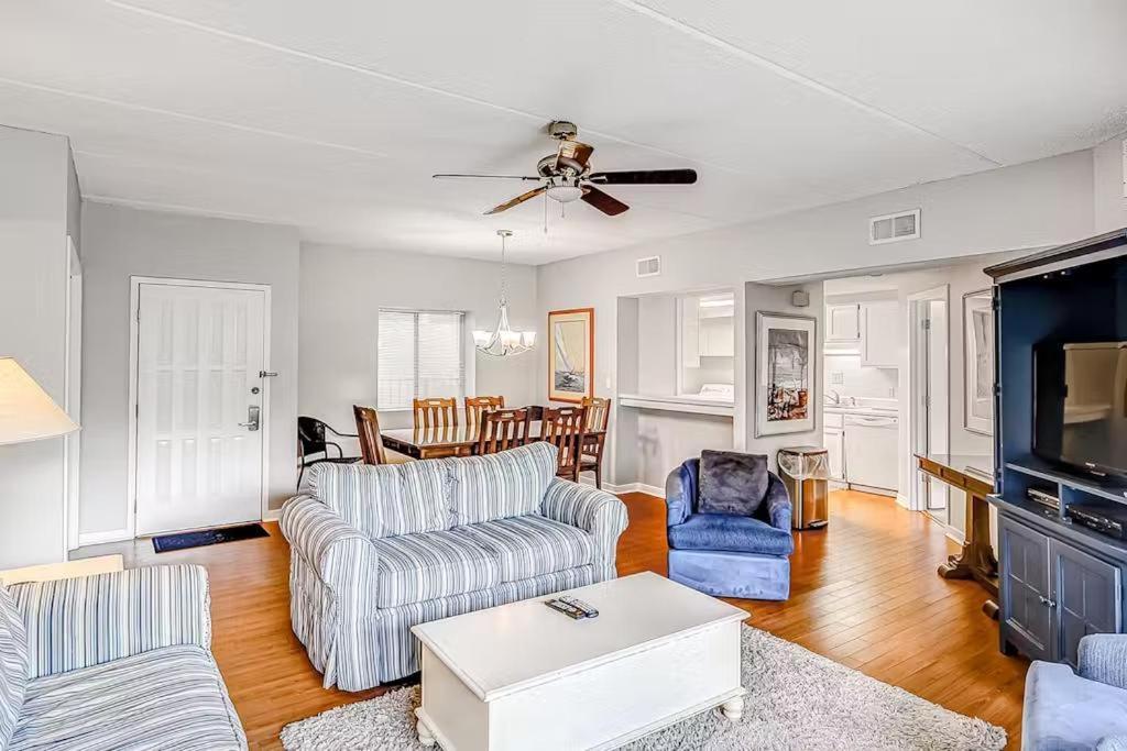 Rare Large 3 Bedroom Near Shops Restaurants & Bars Huge Pool & Free Tennis Hilton Head Island