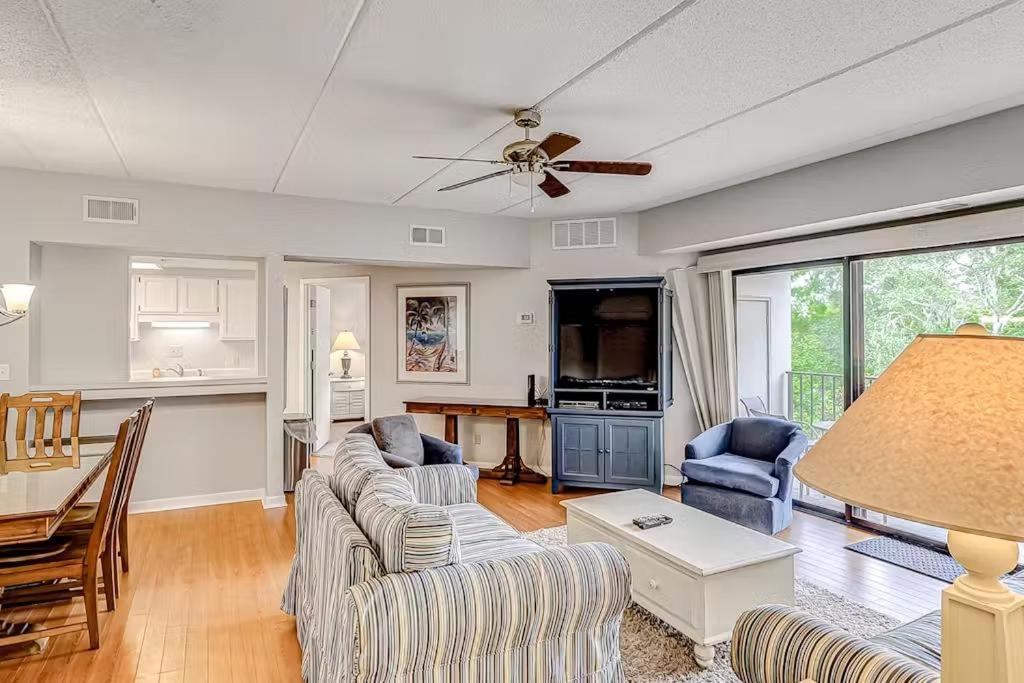 Rare Large 3 Bedroom Near Shops Restaurants & Bars Huge Pool & Free Tennis Holiday home Hilton Head Island